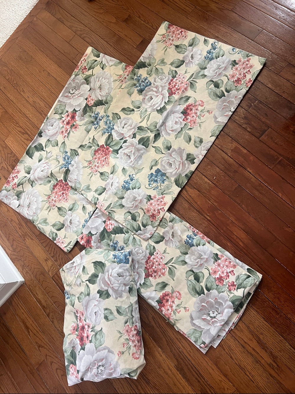 Crown Craft Williamsburg Floral  Garden Gable Queen Fitted Sheets 2 Pillowcases